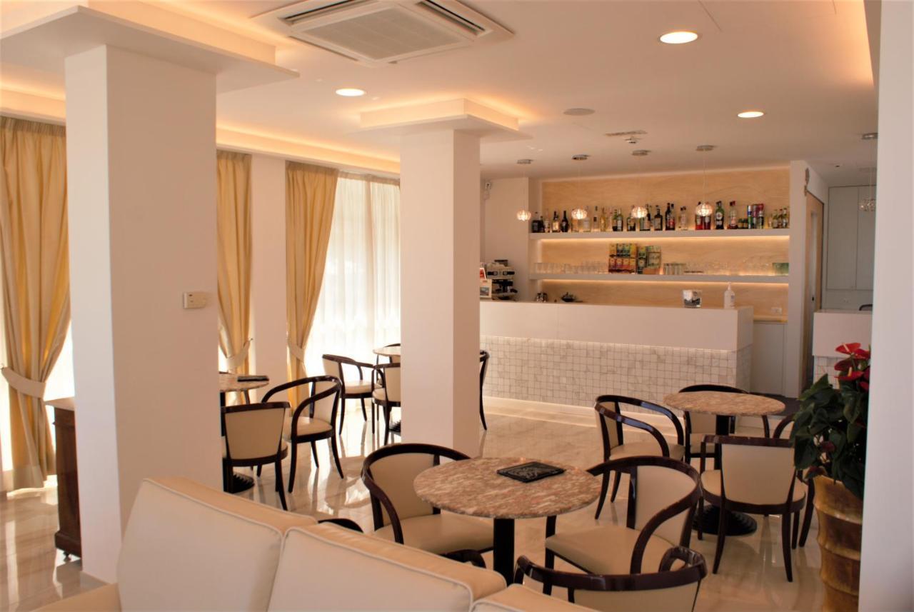 Hotel Caesar Paladium Rimini Bagian luar foto