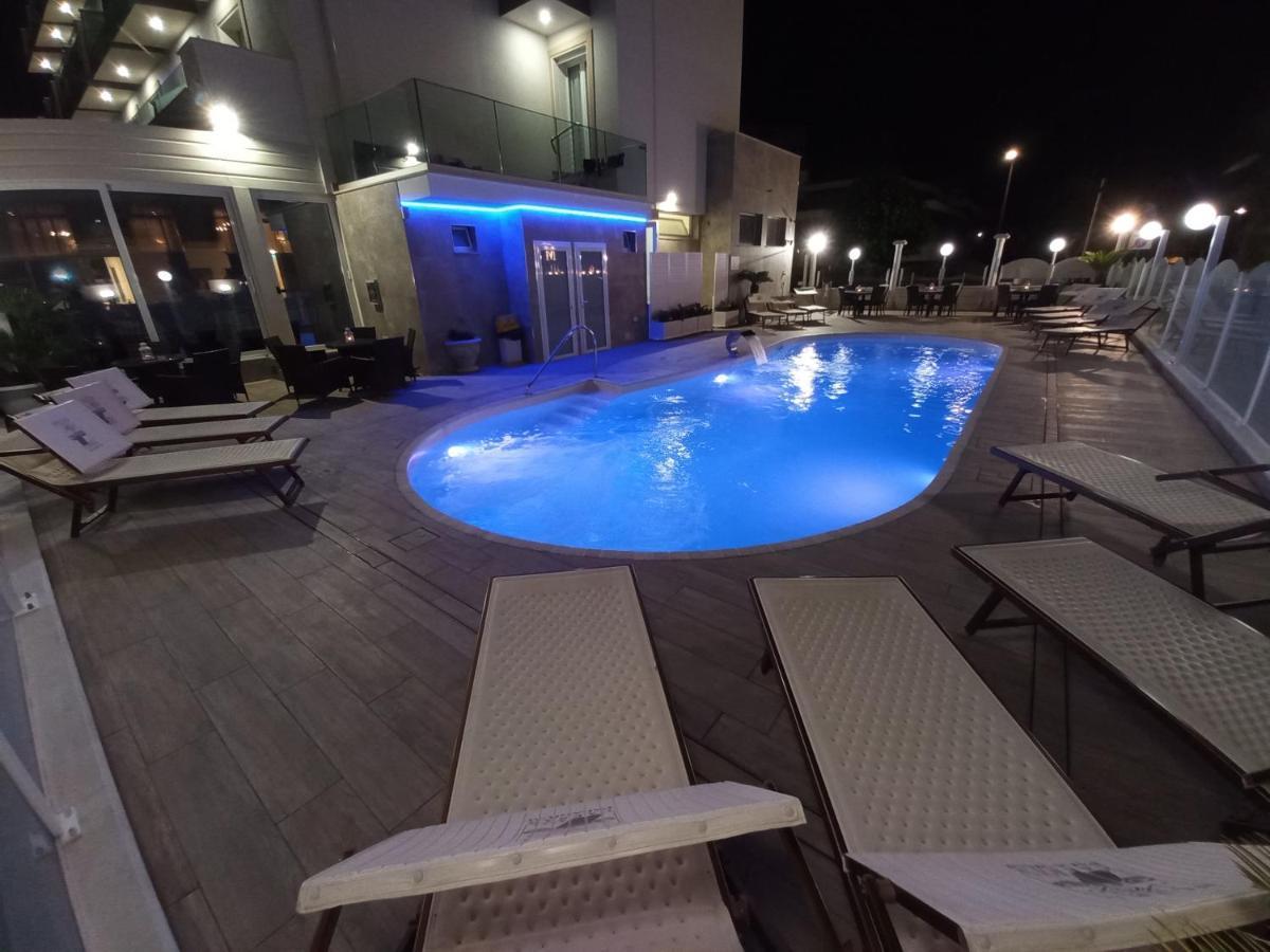 Hotel Caesar Paladium Rimini Bagian luar foto