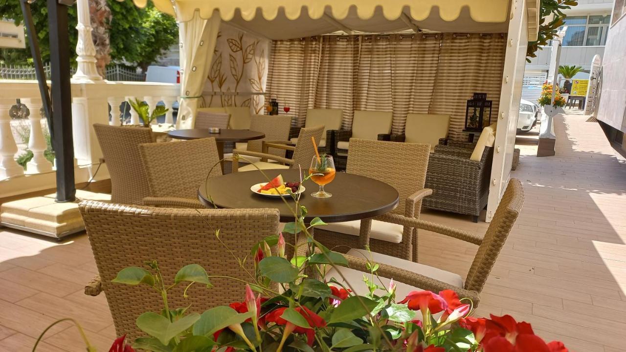 Hotel Caesar Paladium Rimini Bagian luar foto