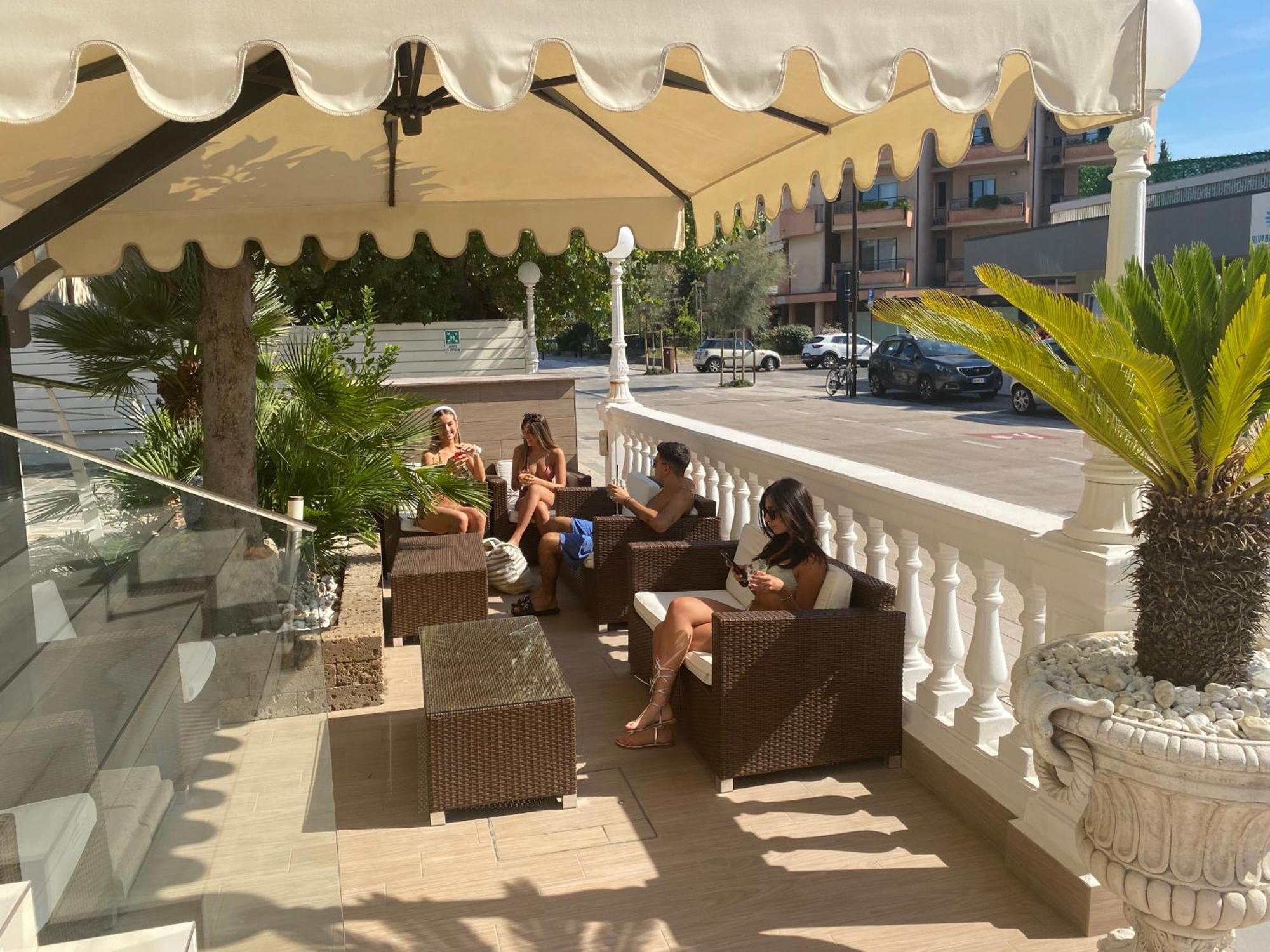 Hotel Caesar Paladium Rimini Bagian luar foto
